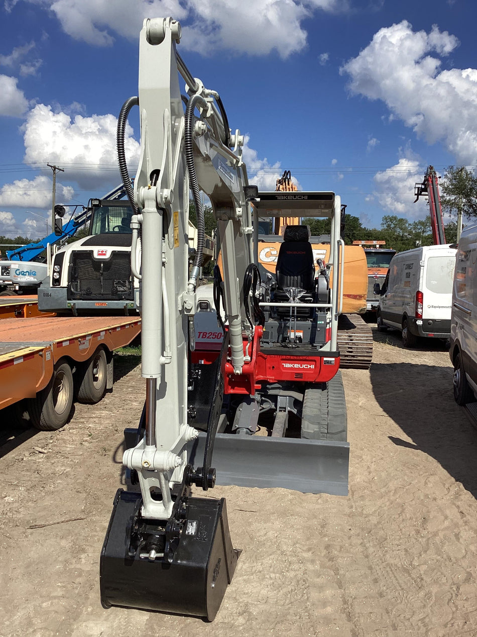 2022 TAKEUCHI TB250-2R