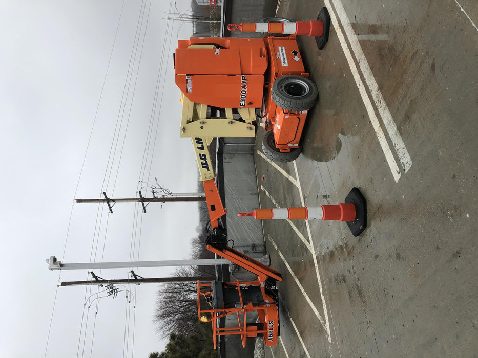 2019 JLG E300AJP