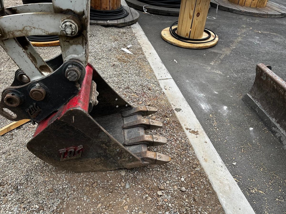 2021 TAKEUCHI TB235-2R