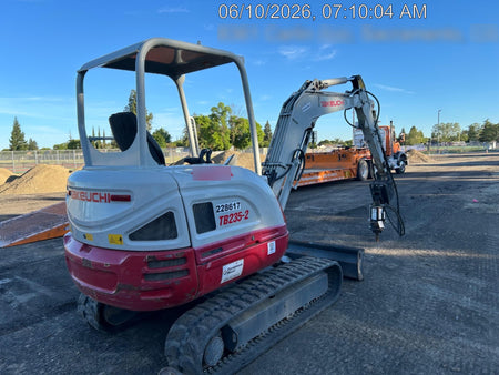 2022 TAKEUCHI TB235-2R