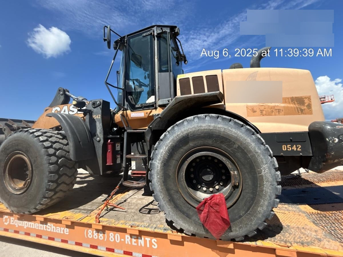 2017 CASE 821G