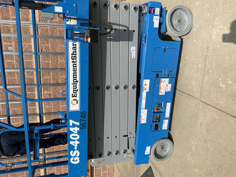 2019 Genie GS-4047 Folding rails with half height swing gate