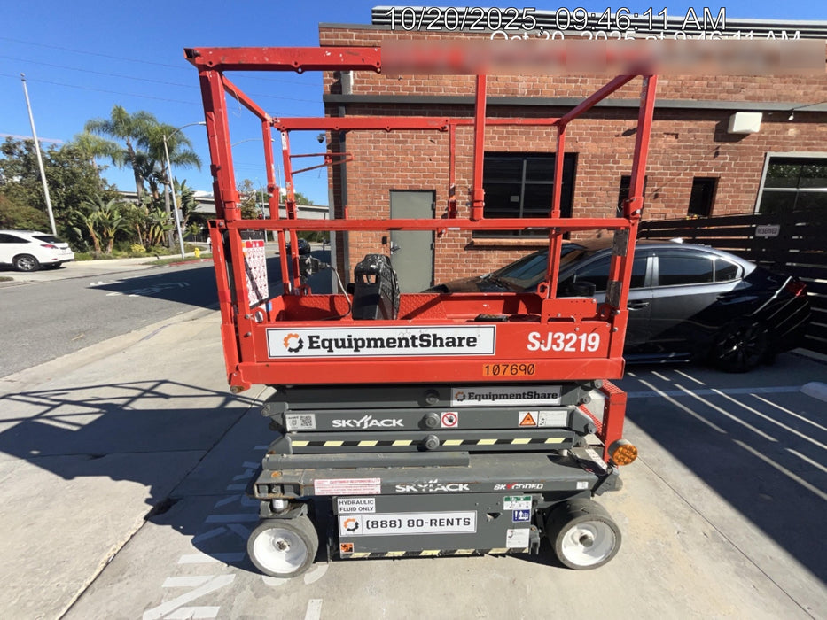 2020 Skyjack SJIII-3219 Solid NM Tires, Half height spring hinged entry gate, Dual Beacons, 800W Inverter