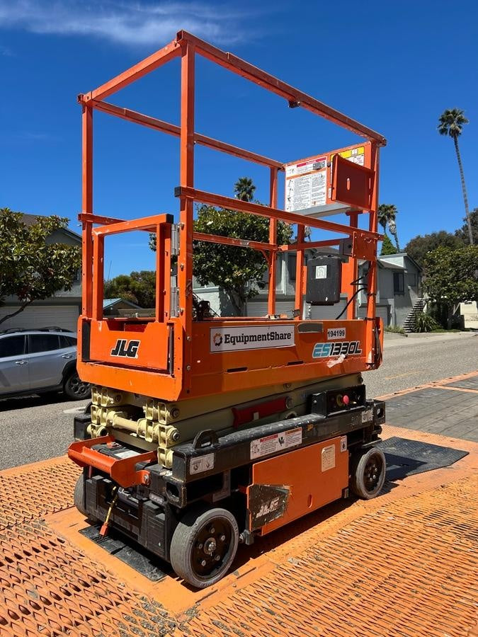 2021 JLG ES1330L