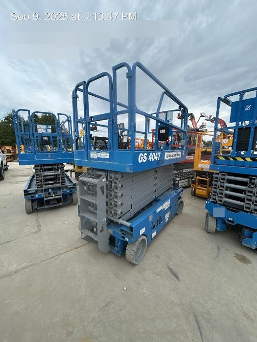 2019 Genie GS-4047 Folding rails with half height swing gate
