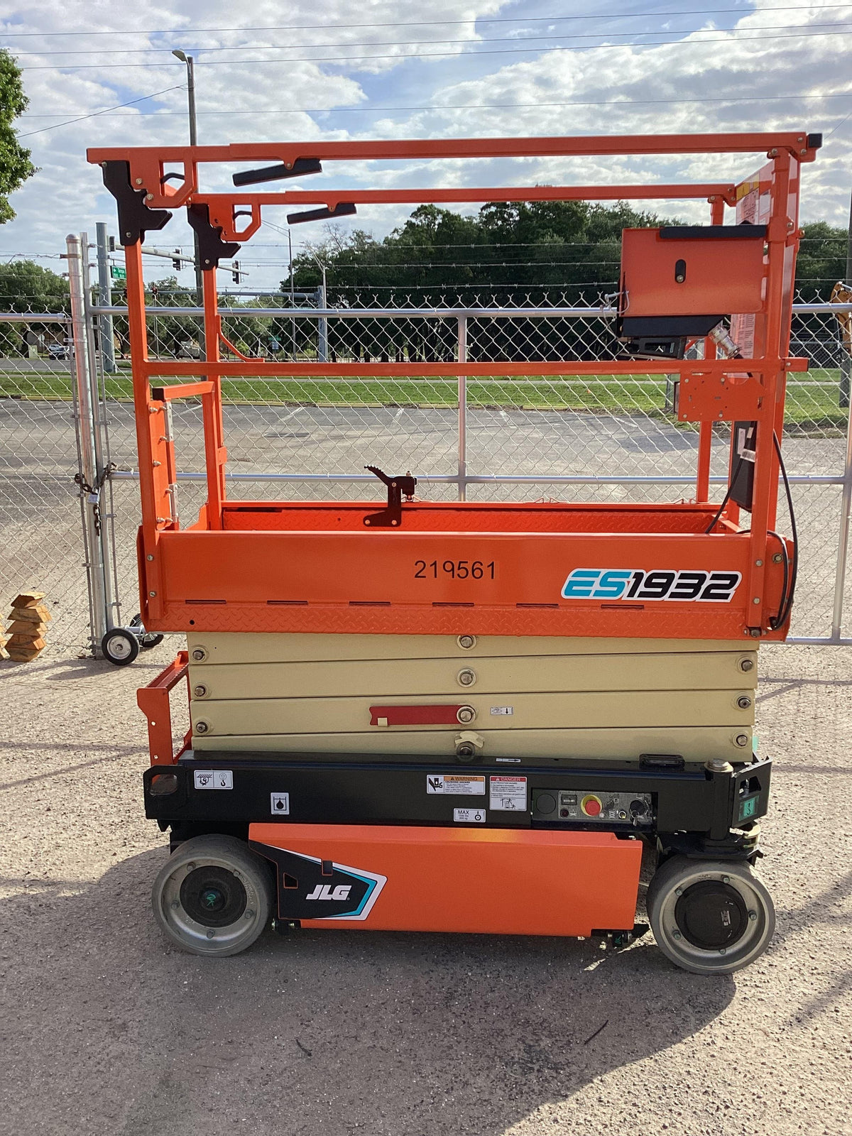 2022 JLG ES1932