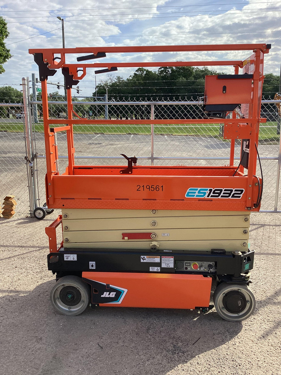 2022 JLG ES1932
