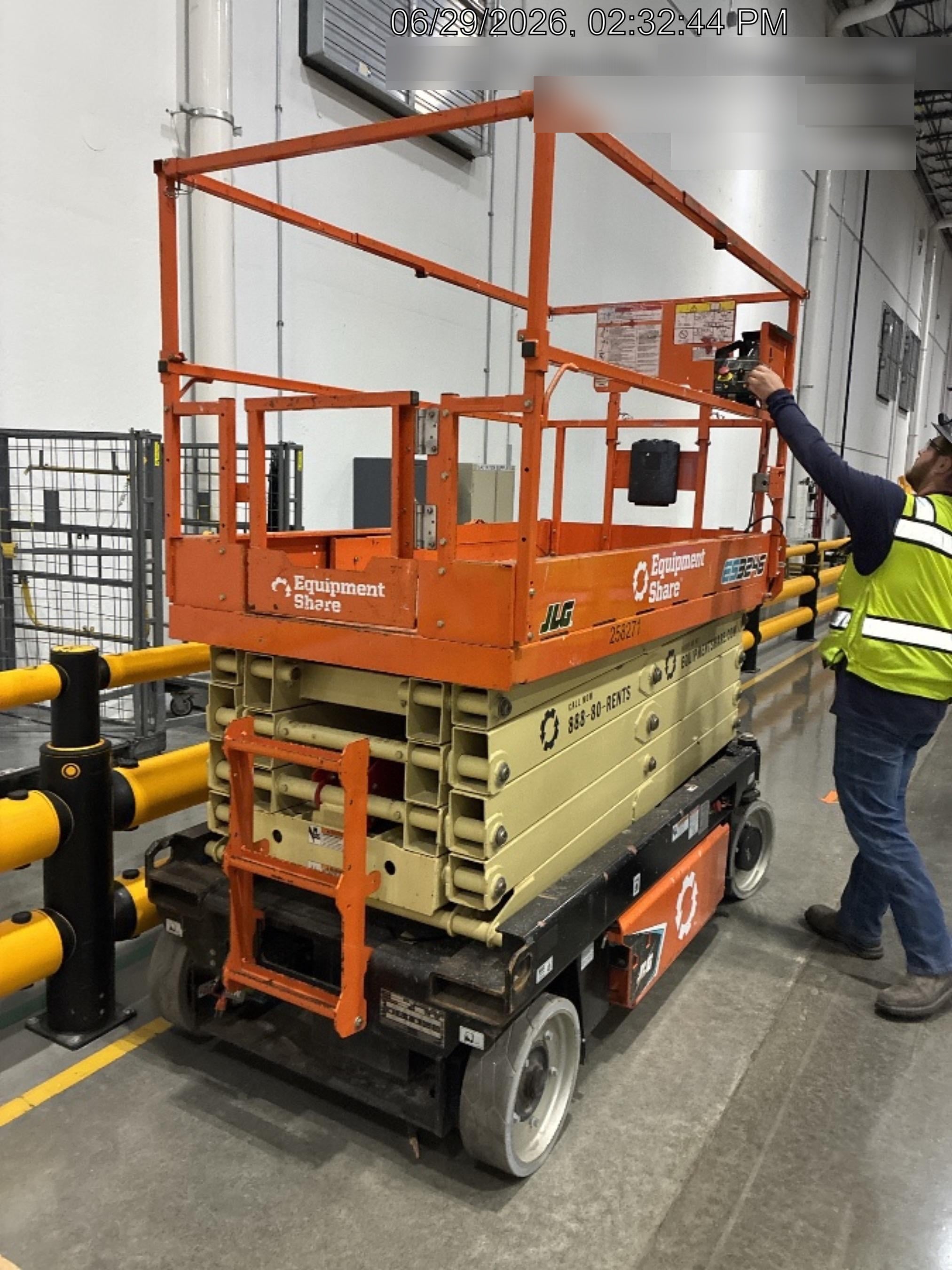 2022 JLG ES3246