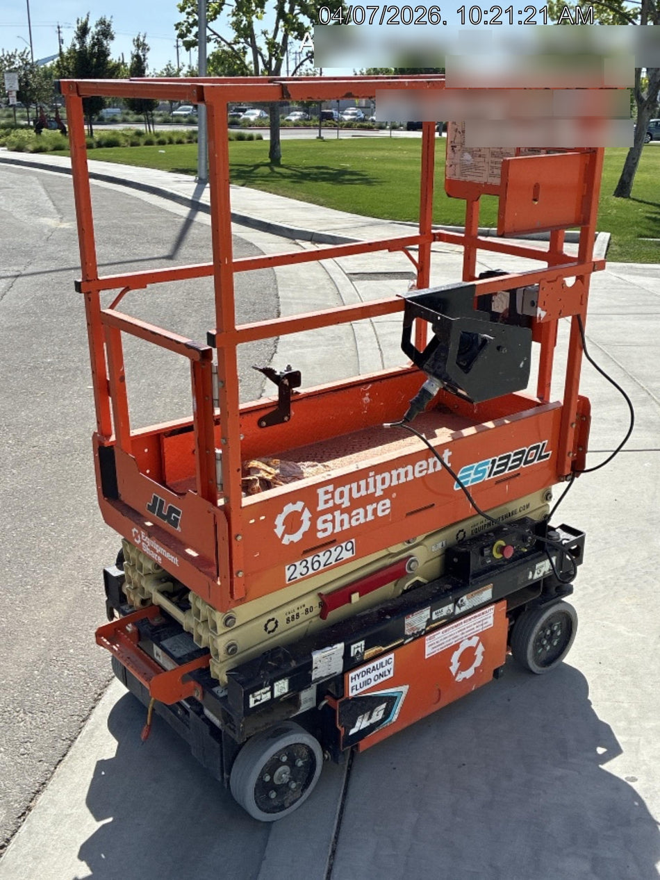 2022 JLG ES1330L