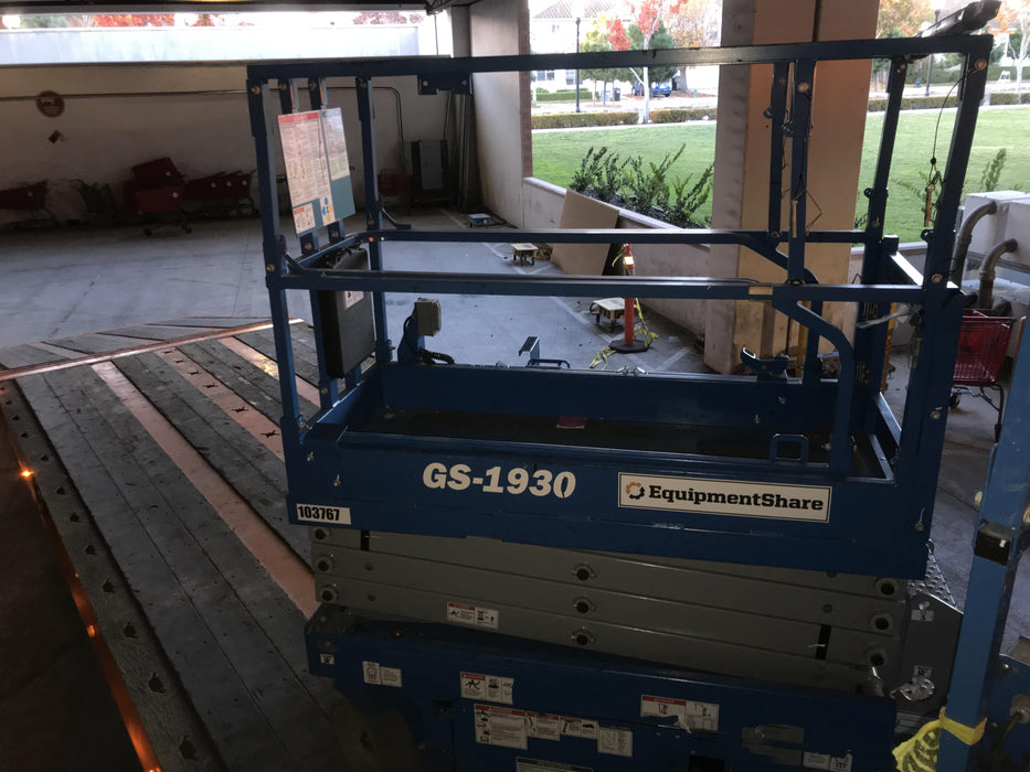 2020 Genie GS-1930 Solid Non Marking Tires, Beacon, Folding rails with half height swing gate, 800W Inverter