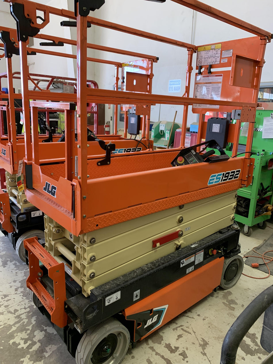 2022 JLG ES1932
