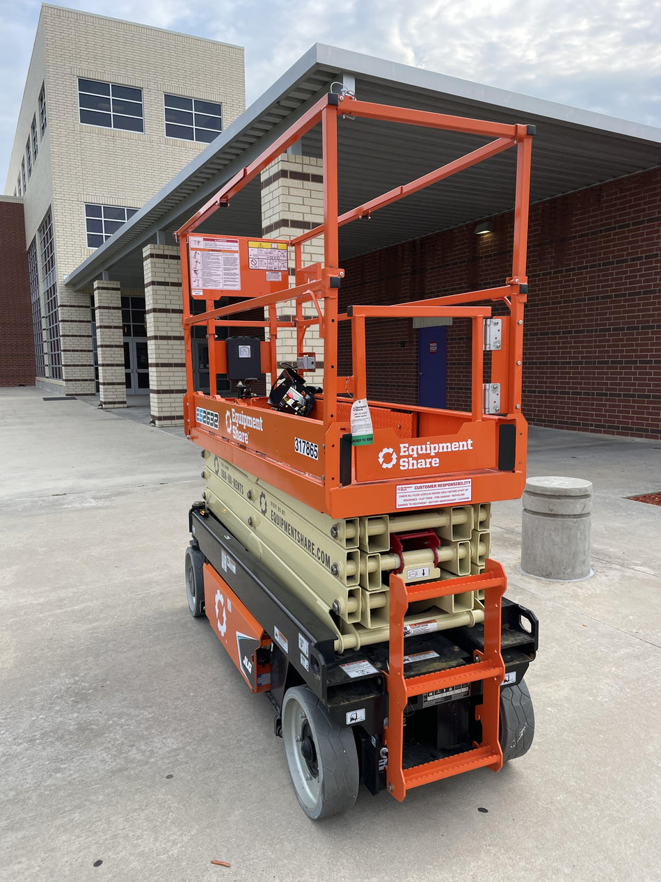 2023 JLG ES2632