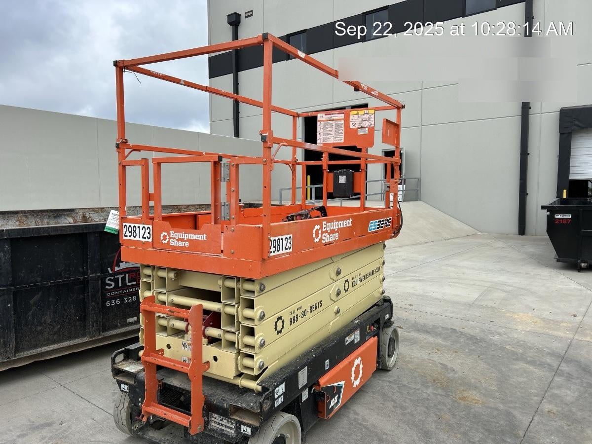 2023 JLG ES3246