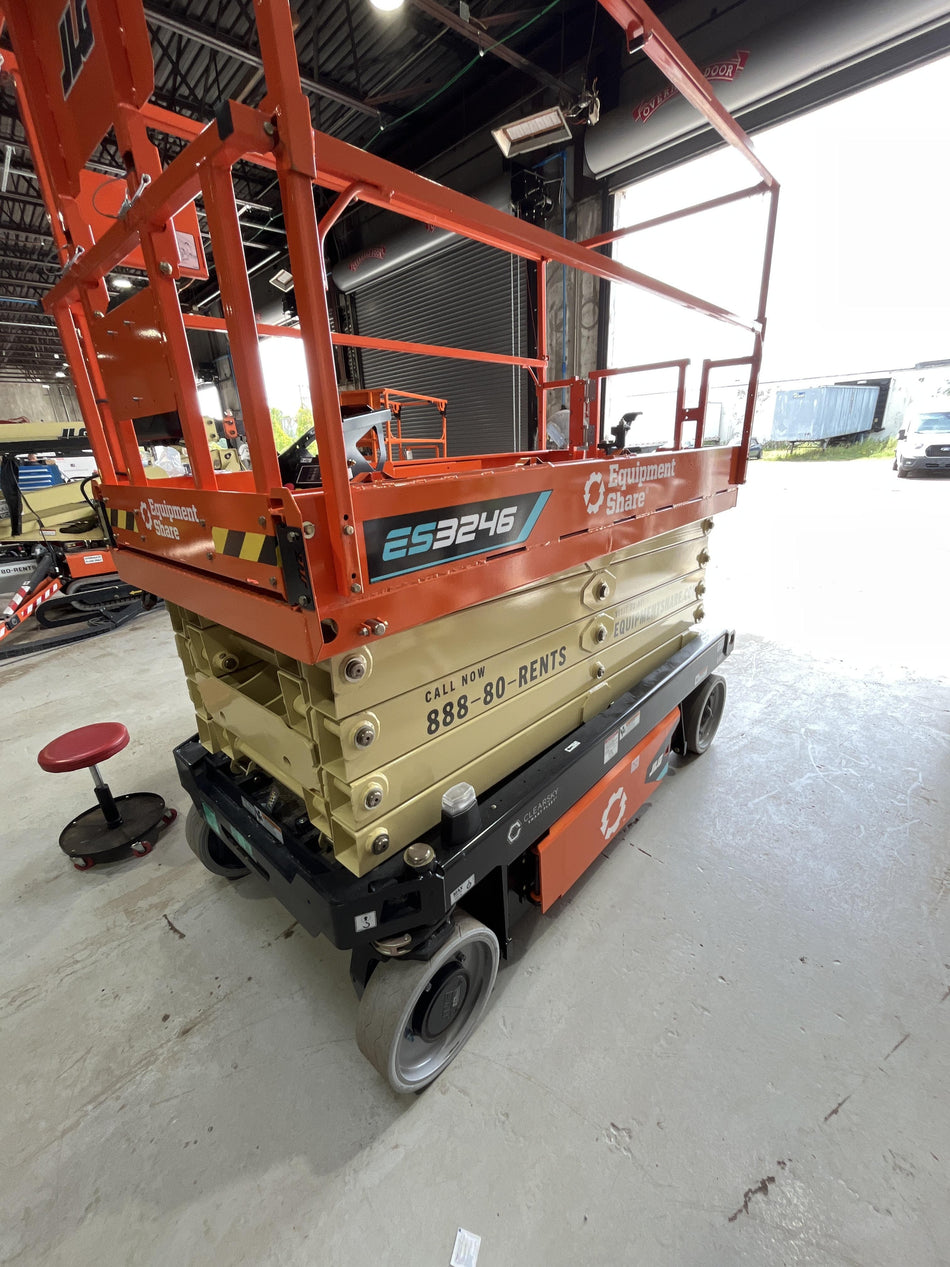 2025 JLG ES3246