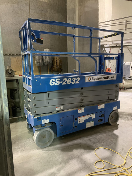 2019 Genie GS-2632 Folding rails with half height swing gate