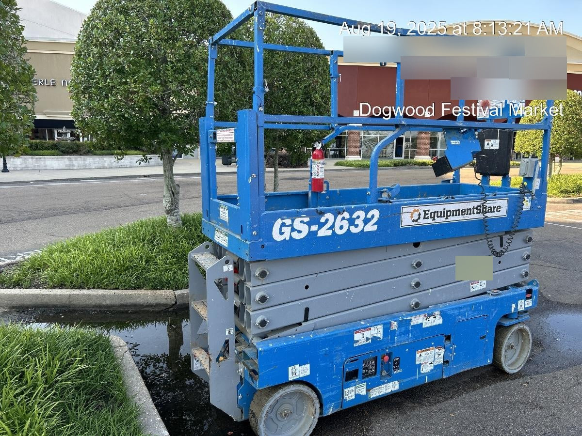 2019 Genie GS-2632 Folding rails with half height swing gate