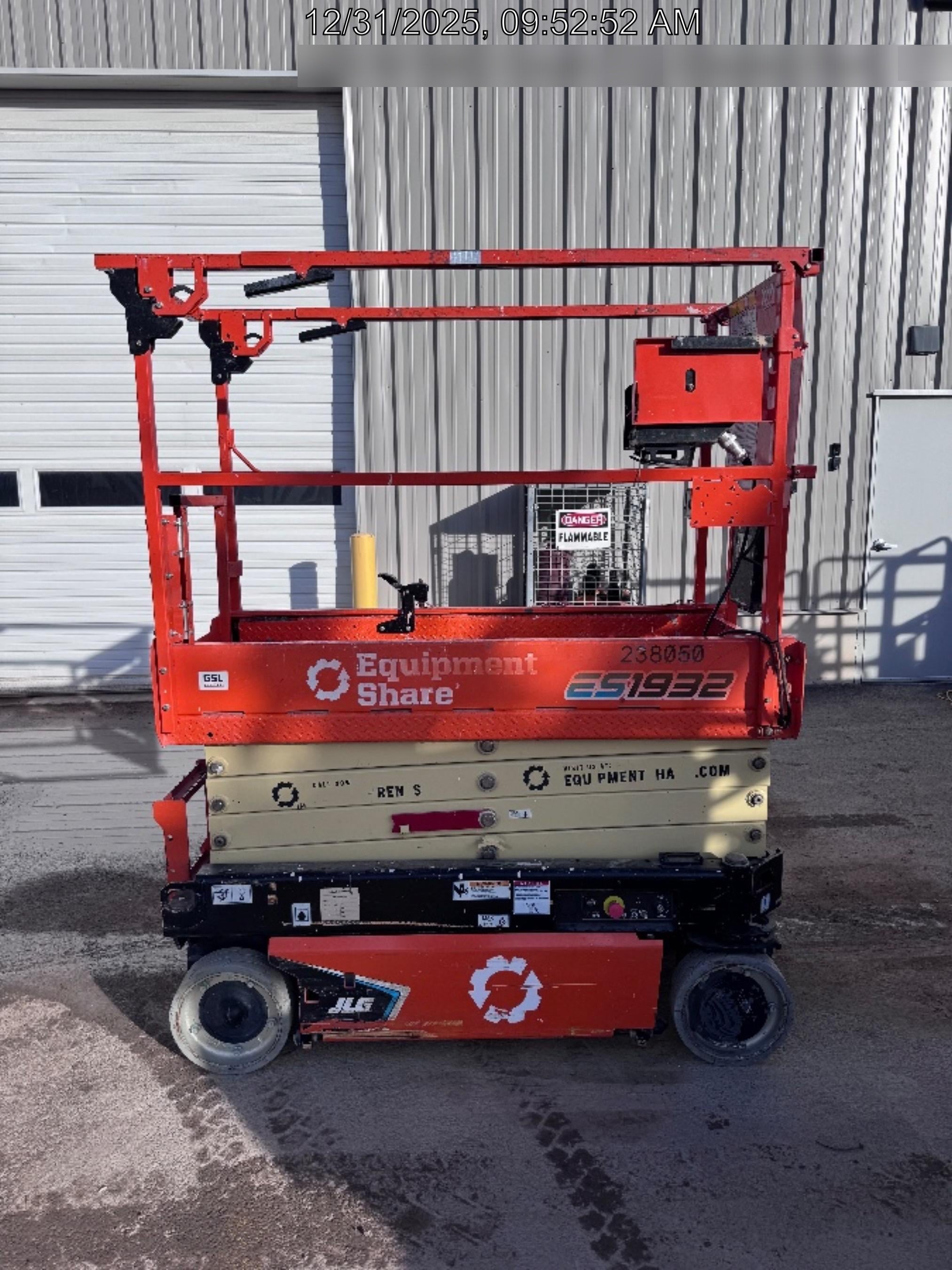 2022 JLG ES1932