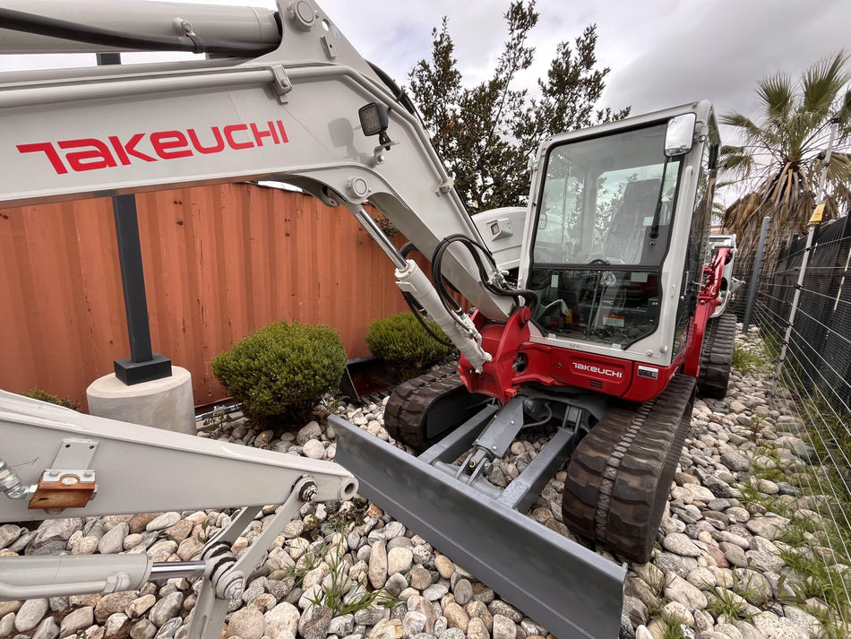 2023 TAKEUCHI TB250-2CR
