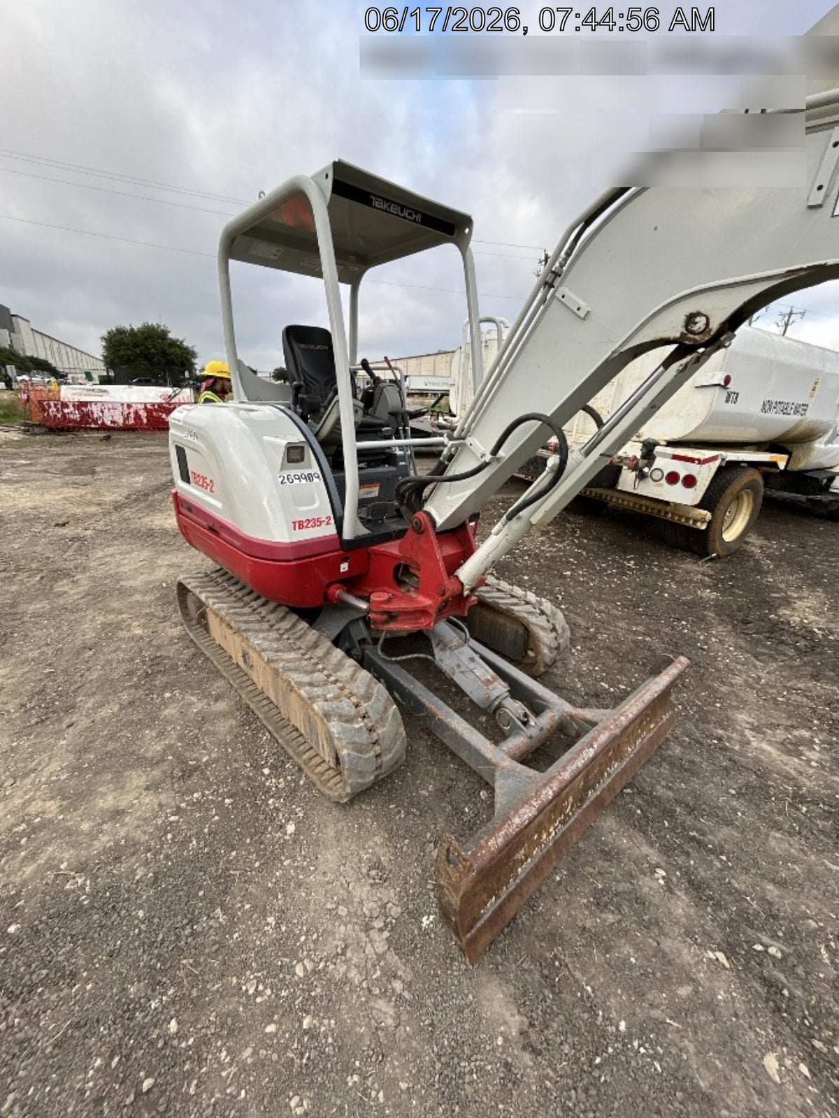 2022 TAKEUCHI TB235-2R