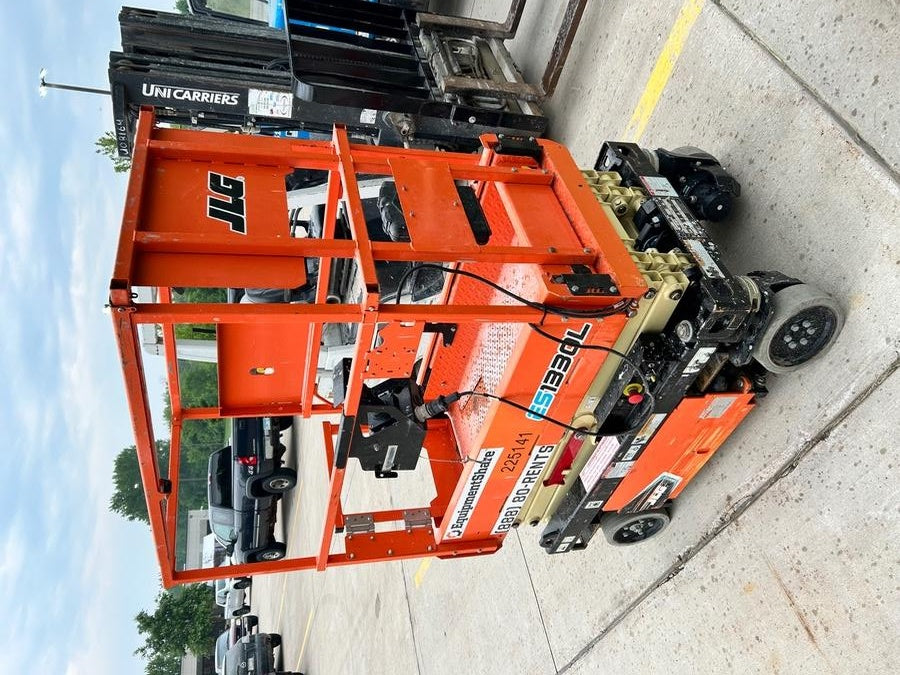 2022 JLG ES1330L