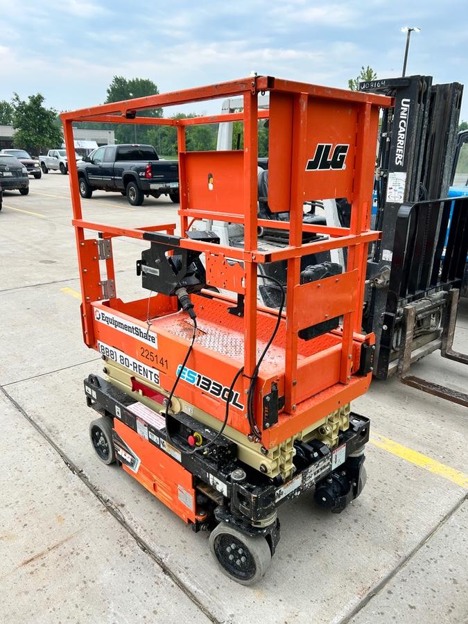 2022 JLG ES1330L