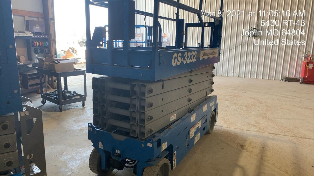 2020 Genie GS-3232 Standard, Folding half height swing gate, 800W Inverter