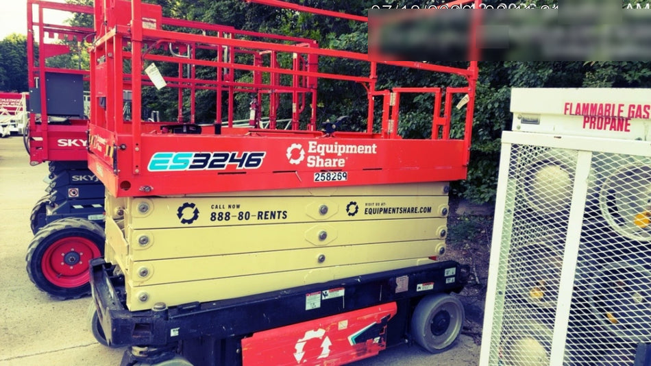 2022 JLG ES3246