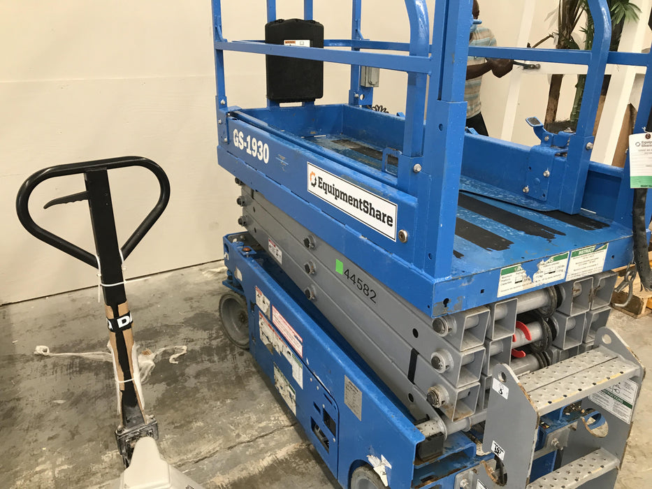 2019 Genie GS-1930 Fixed rails with chain Entry