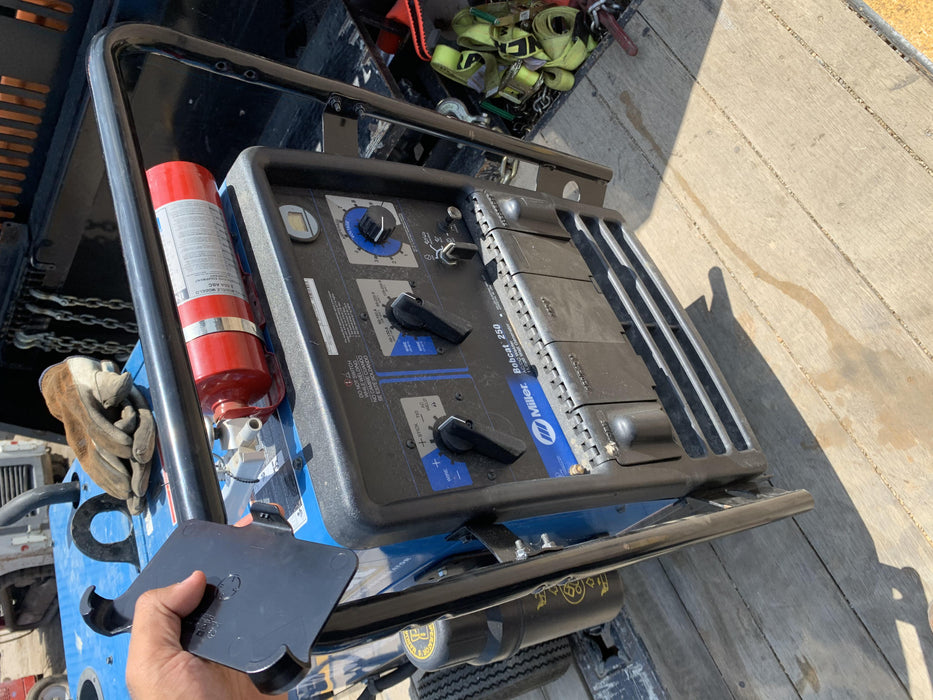 2019 Miller Electric BOBCAT 250 Standard w/Running Gear, Bracket, Hose