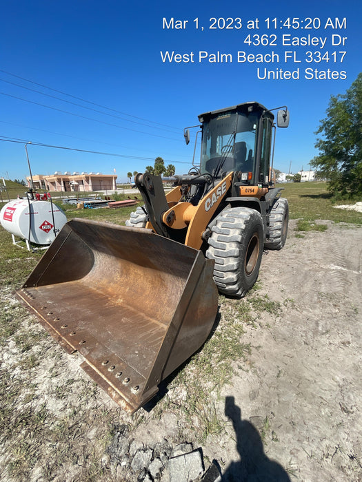 2017 Case 621G CLOSED CAB, JRB 416 STYLE HYD COUPLER