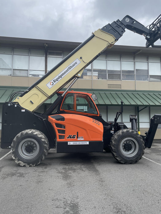 2022 JLG 1075