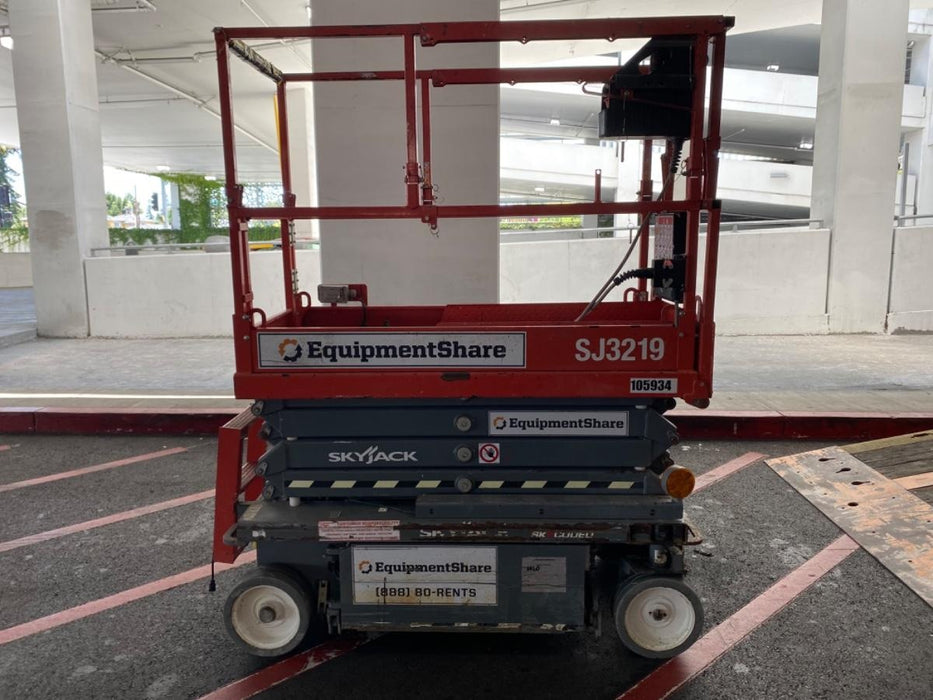 2020 Skyjack SJIII-3219 Solid NM Tires, Half height spring hinged entry gate, Dual Beacons, 800W Inverter