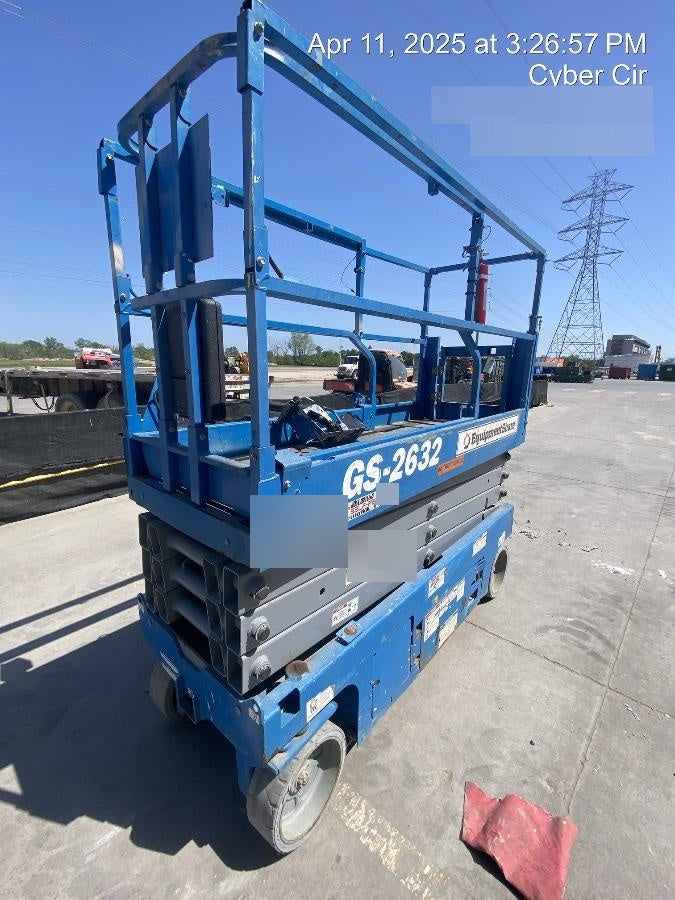 2019 Genie GS-2632 Folding rails with half height swing gate