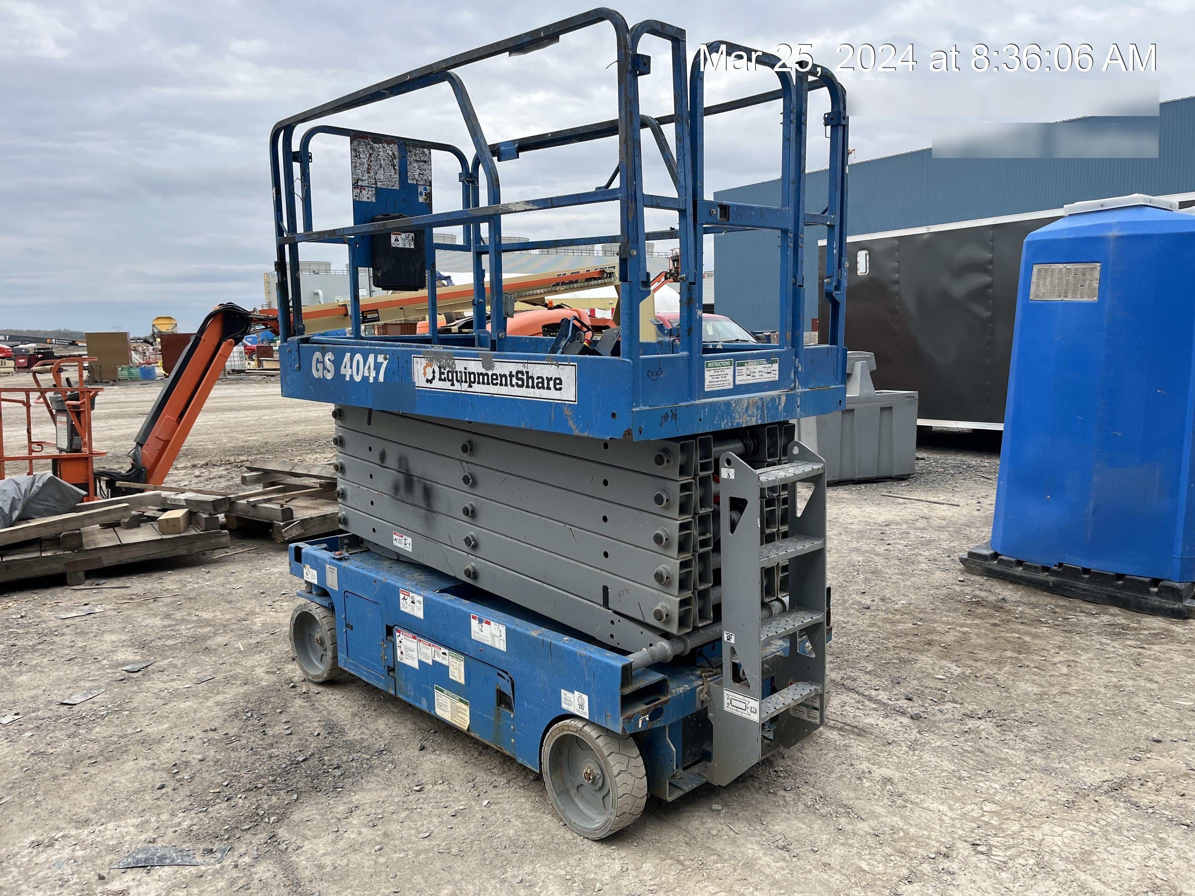 2019 Genie GS-4047 Folding rails with half height swing gate
