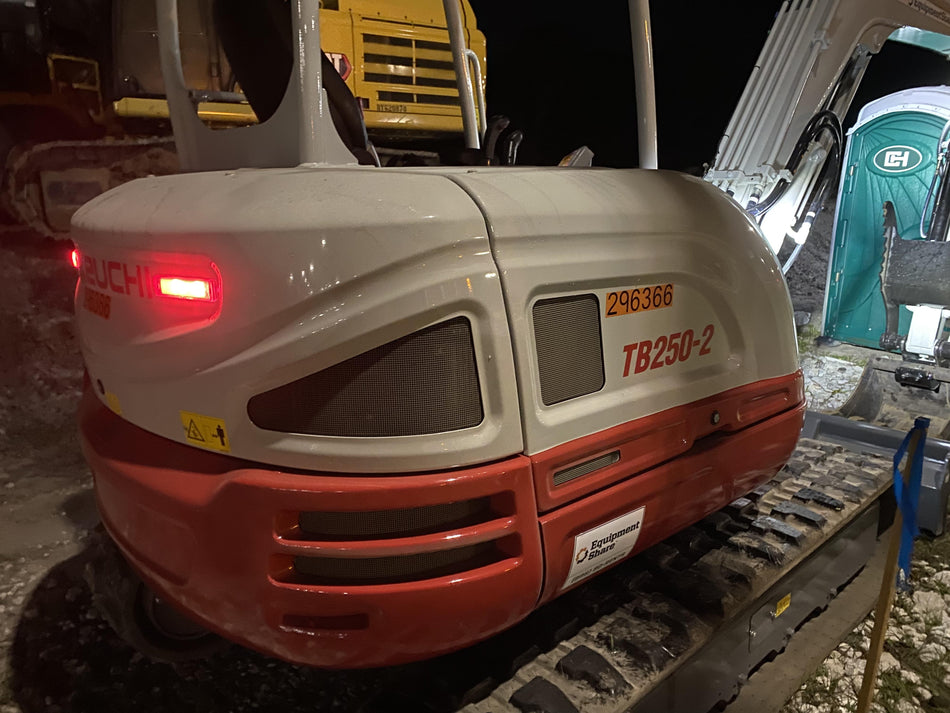 2023 TAKEUCHI TB250-2R
