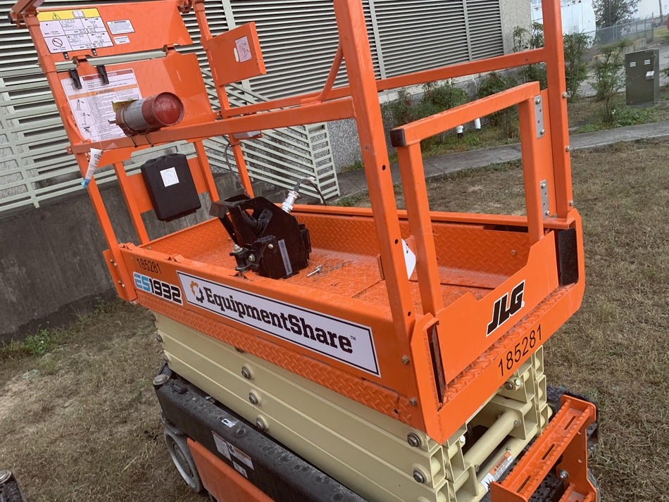 2021 JLG ES1932