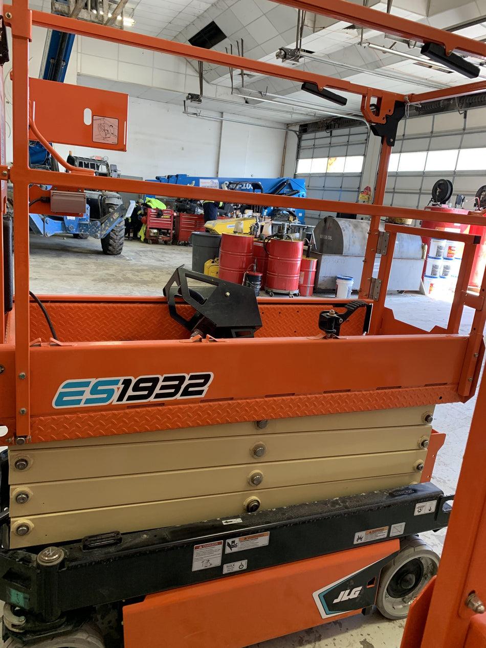 2022 JLG ES1932