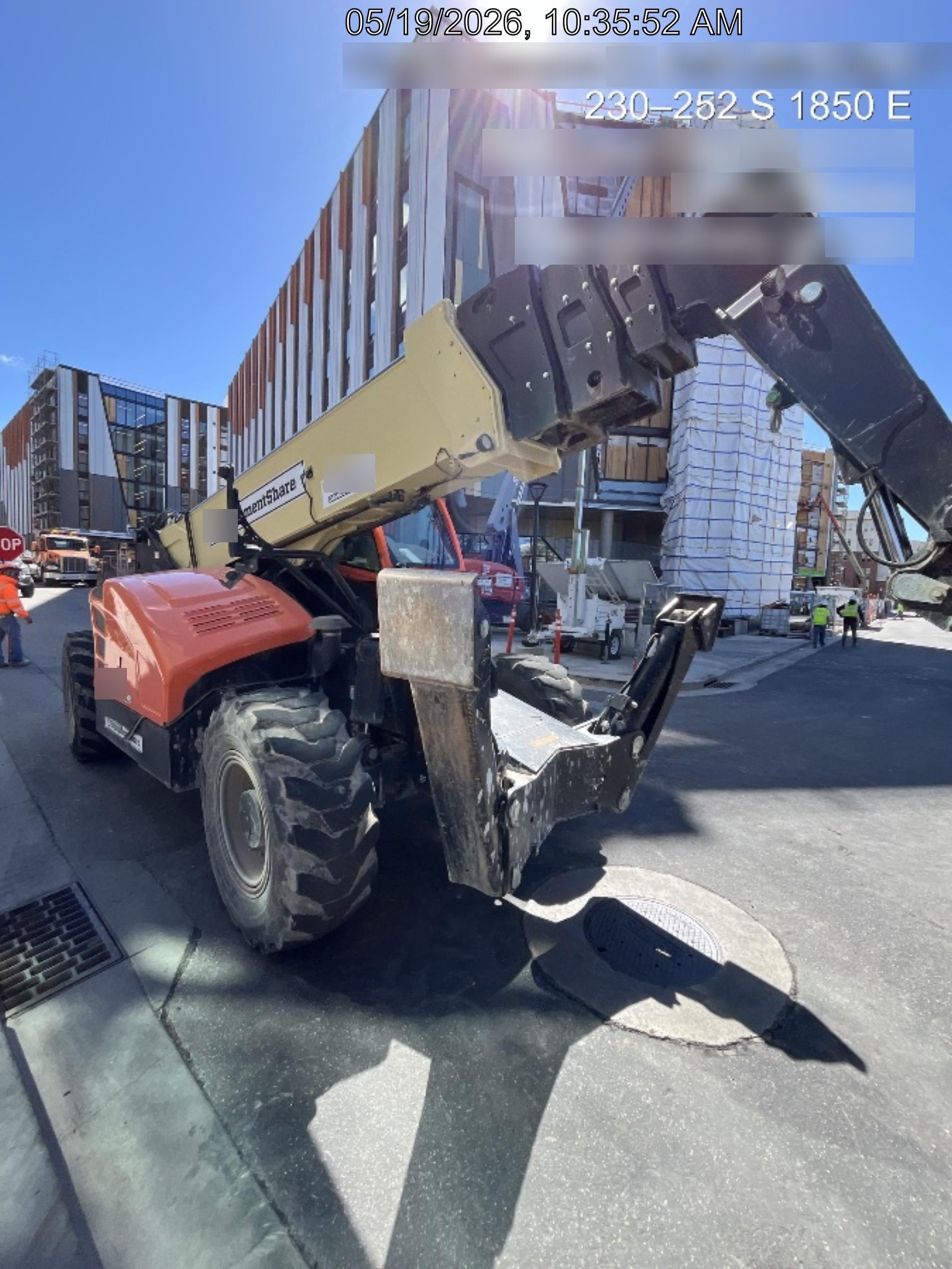 2021 JLG 1075