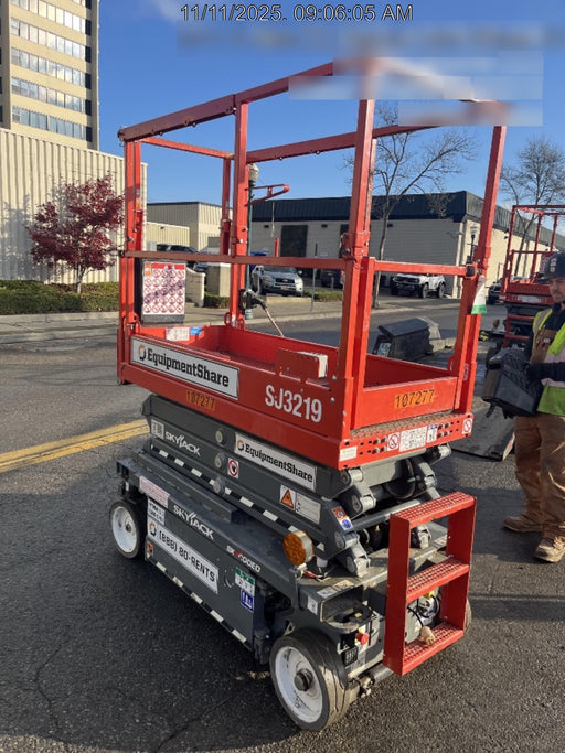 2020 Skyjack SJIII-3219 Solid NM Tires, Half height spring hinged entry gate, Dual Beacons, 800W Inverter