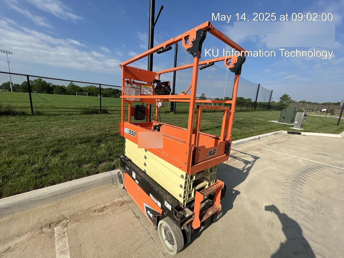 2021 JLG ES1932