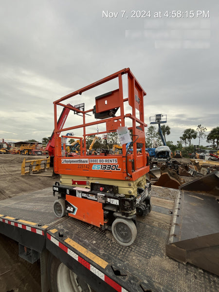 2022 JLG ES1330L