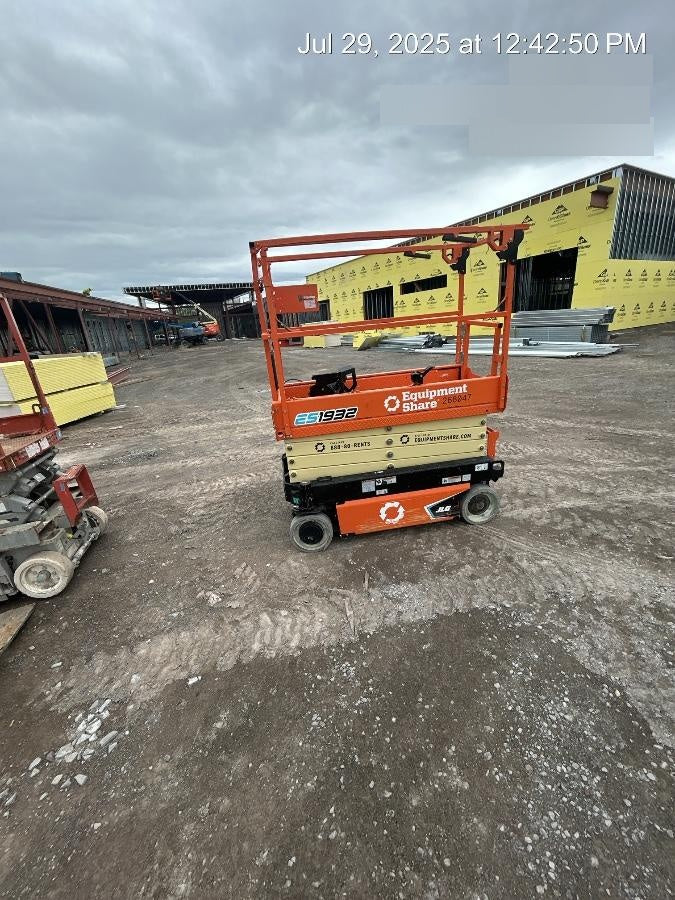 2022 JLG ES1932