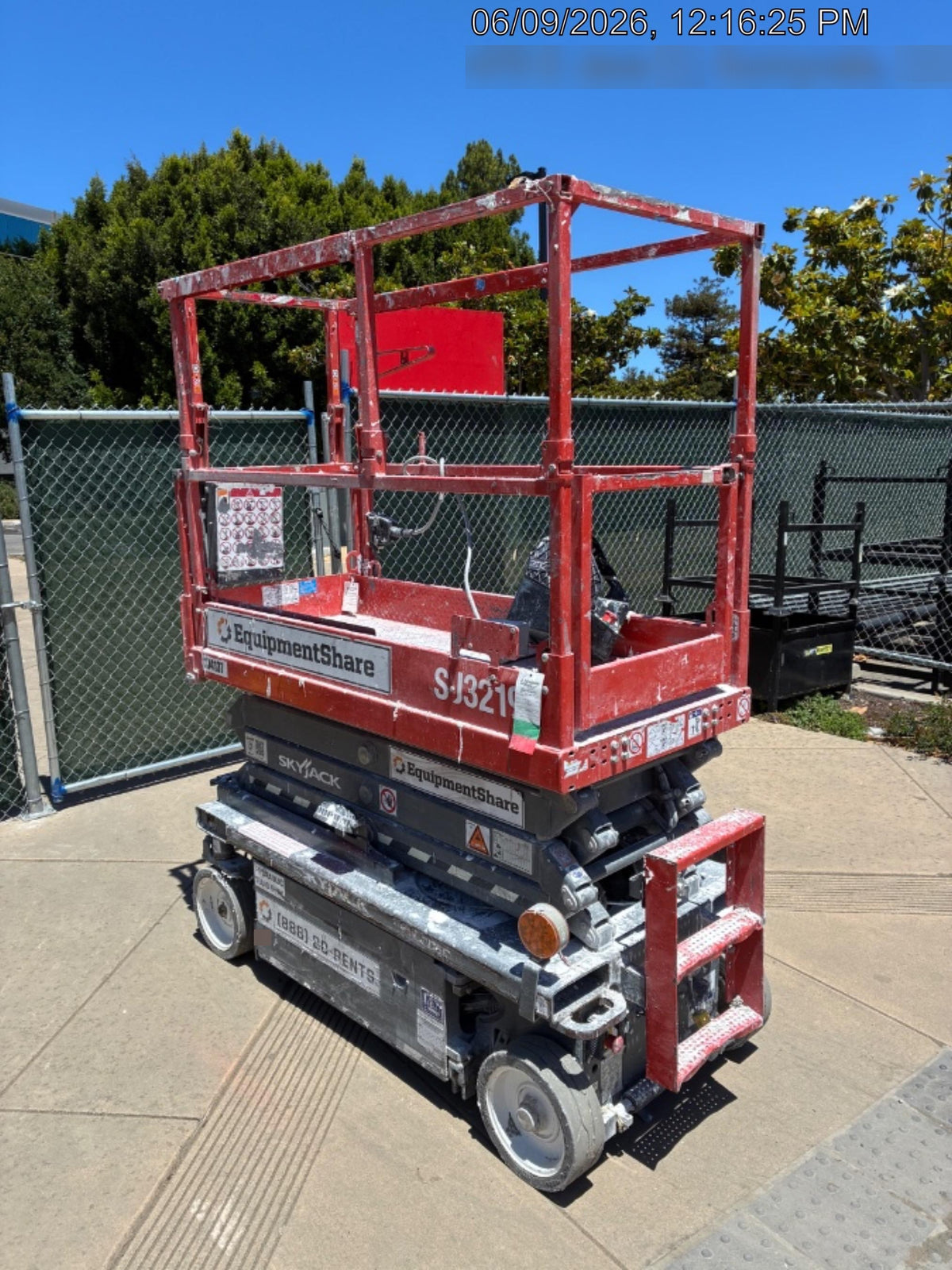 2020 Skyjack SJIII-3219 Solid NM Tires, Half height spring hinged entry gate, Dual Beacons, 800W Inverter