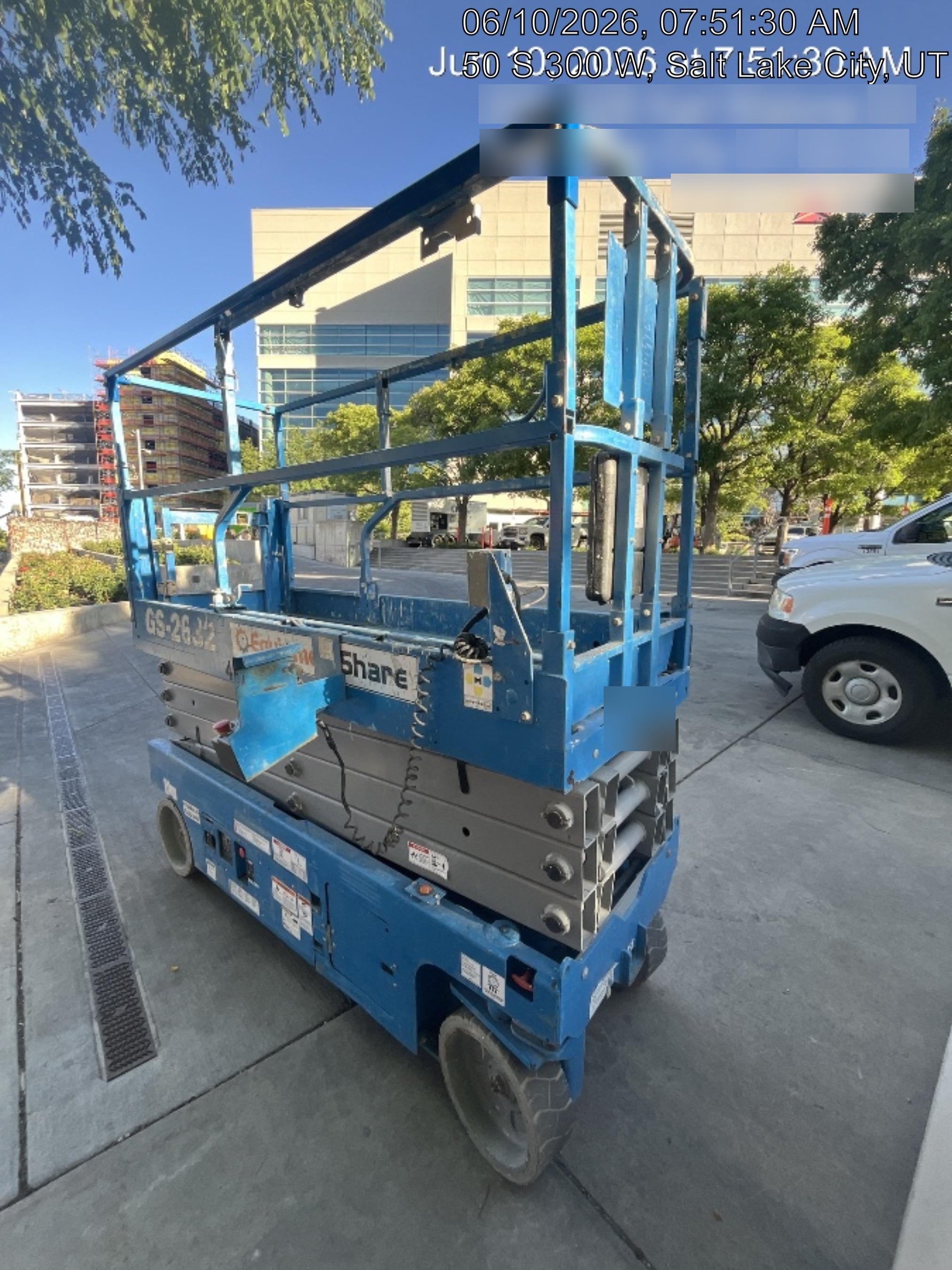 2019 Genie GS-2632 Folding rails with half height swing gate