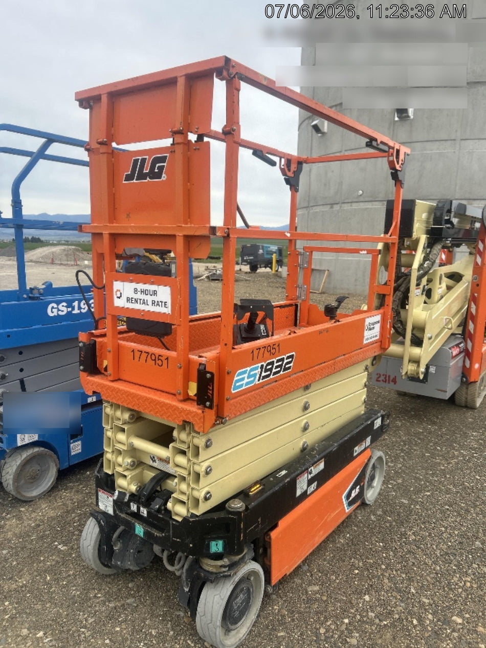 2021 JLG ES1932