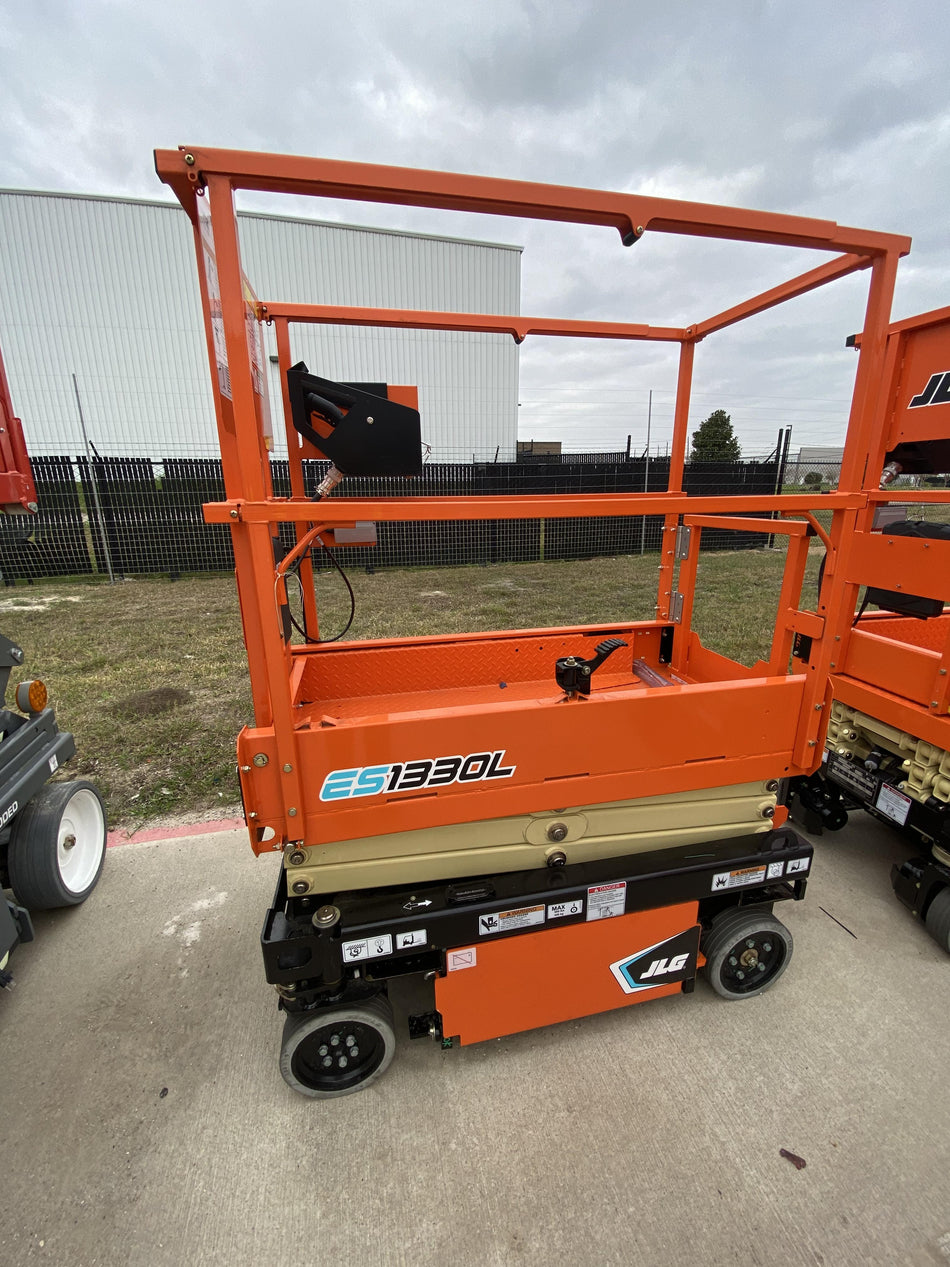 2021 JLG ES1330L