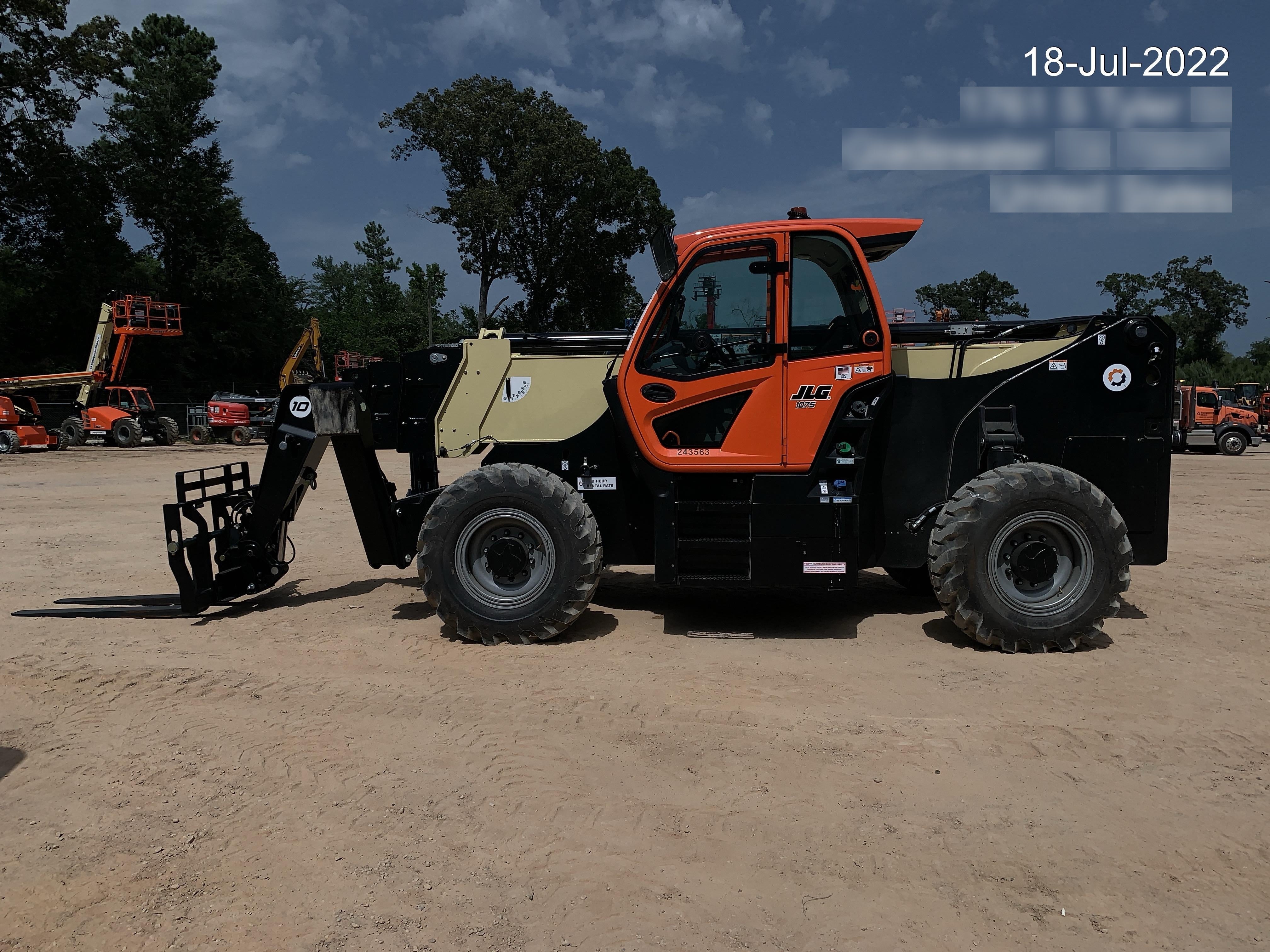 2022 JLG 1075