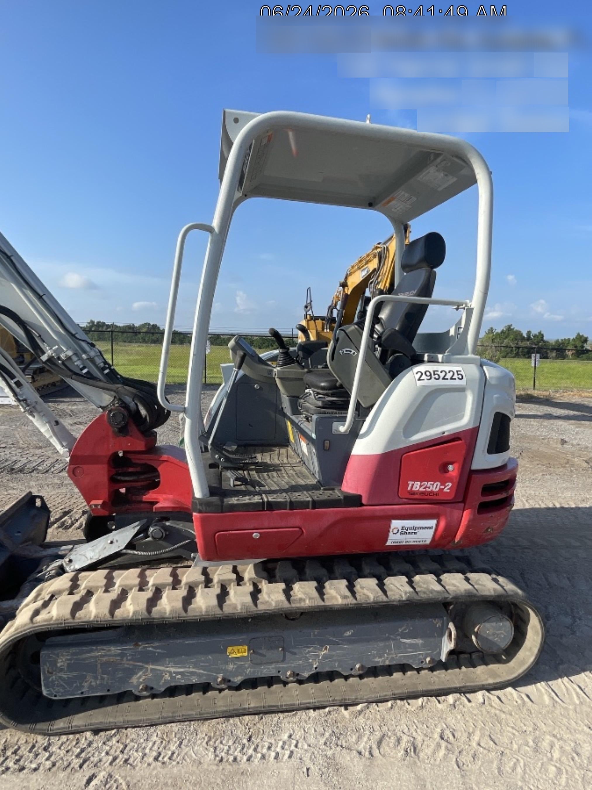2023 TAKEUCHI TB250-2R
