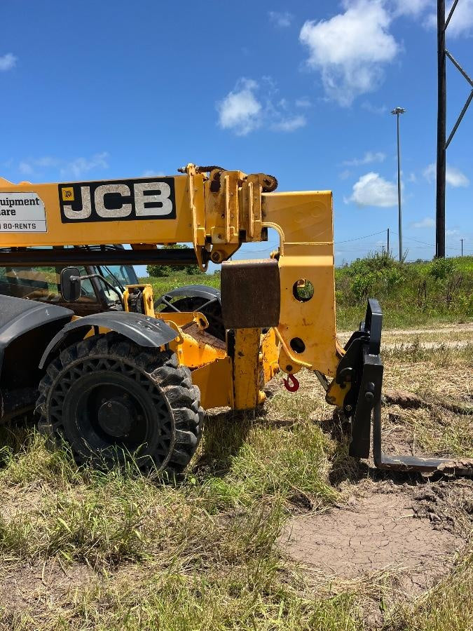 2019 JCB 512-56 109 HP w/CAB/HVAC, Beacon, Aux Hydraulics, Worklights, Solid Tires w/60" Carriage/Forks