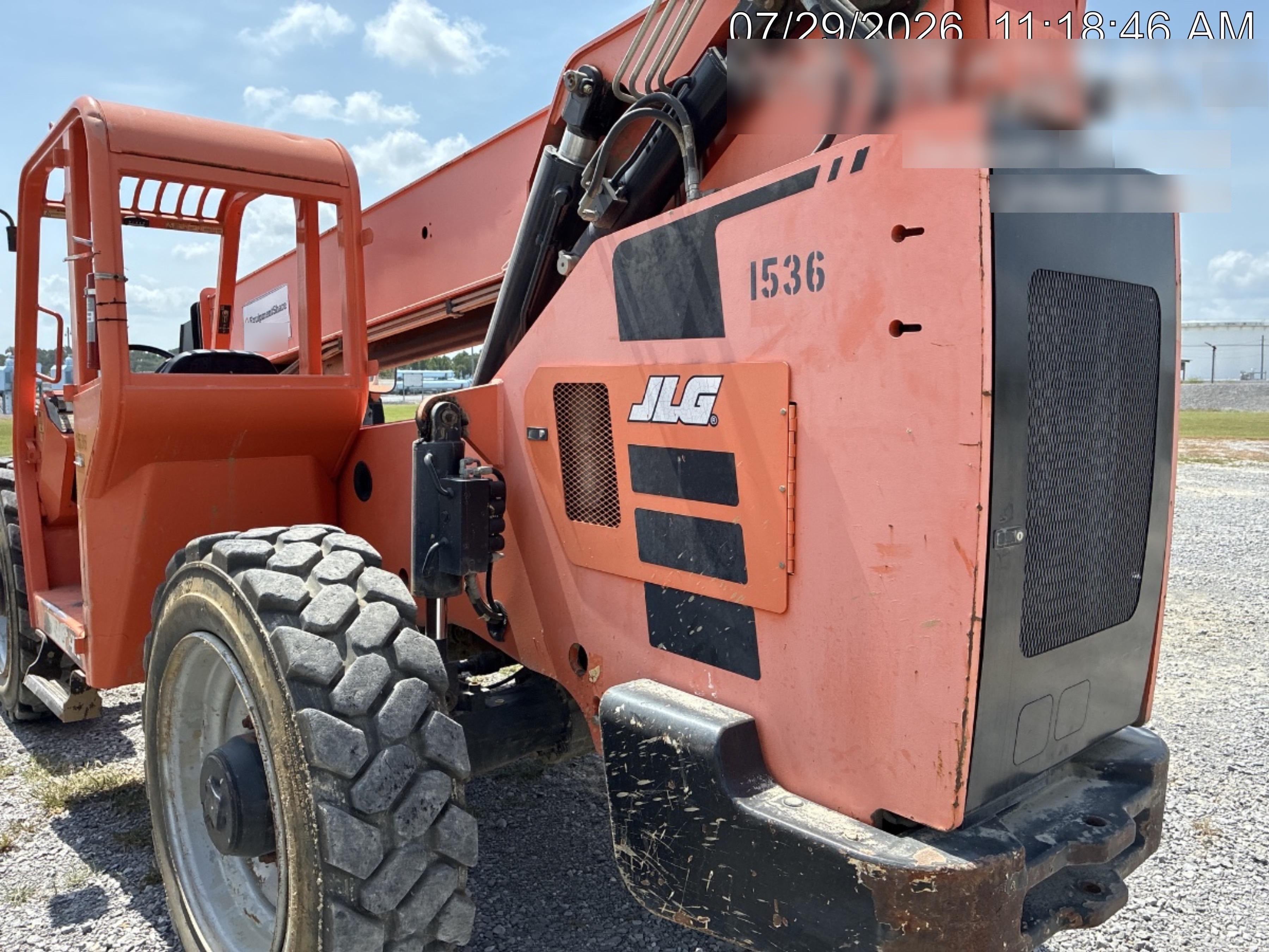 2016 JLG 8042